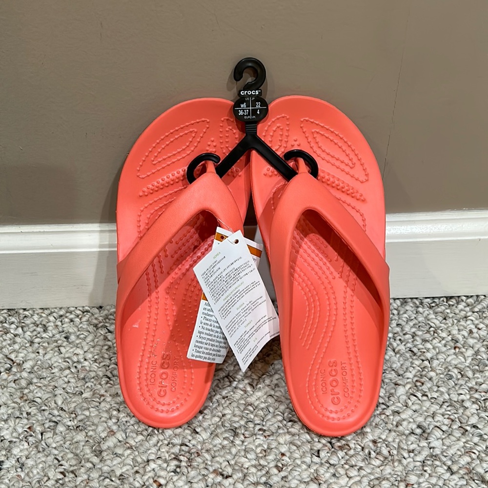 NWT Coral Crocs Thong Sandals, Women Size 6